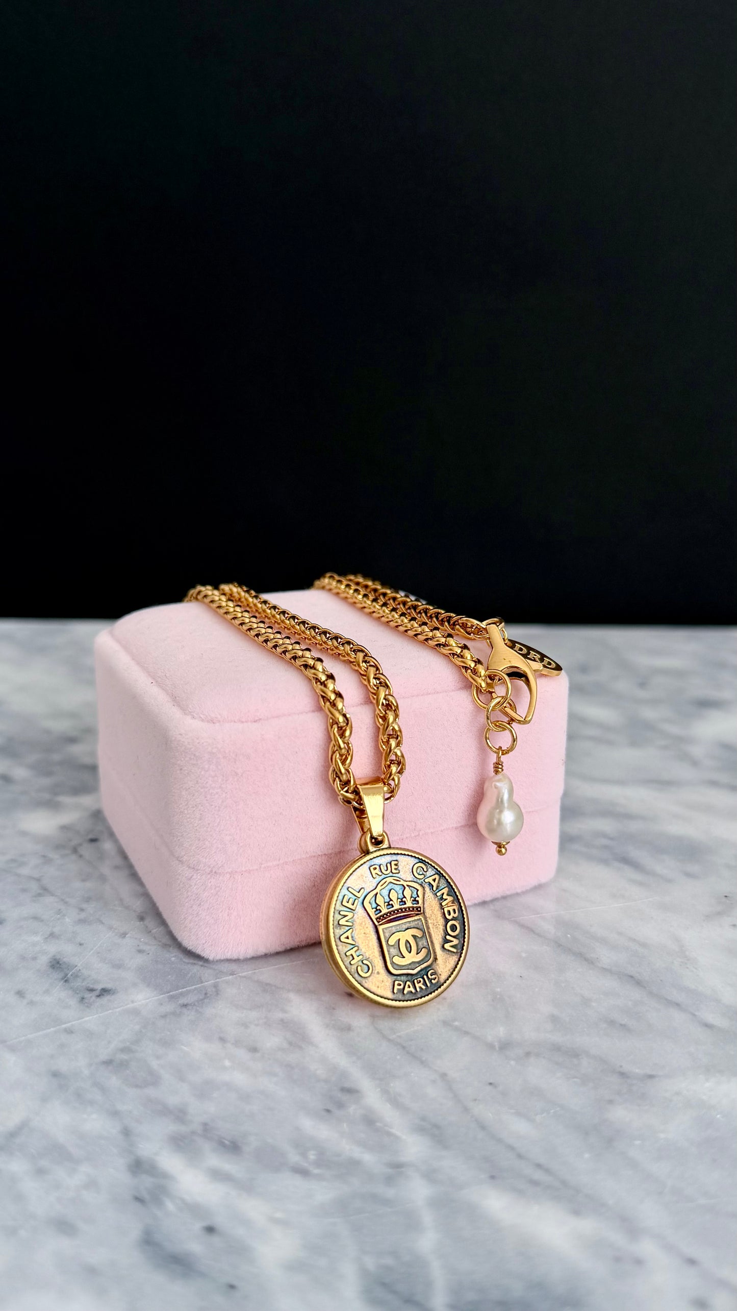 ✨Large Vintage gold Authentic reworked pendant Necklace