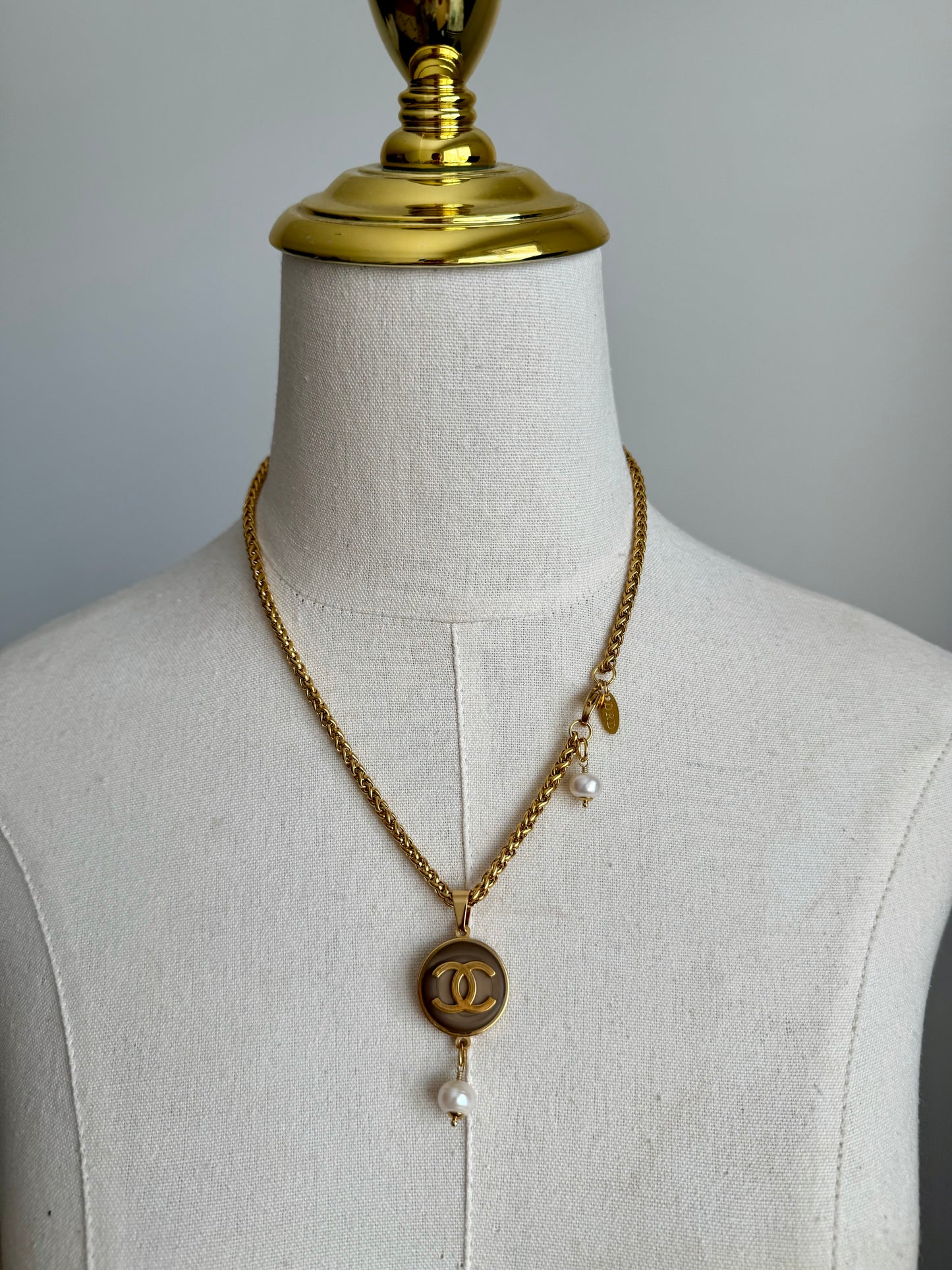 ❗️PLEASE READ RE SLIGHT IMPERFECTION* ❤️ One of a kind Authentic Reworked button necklace