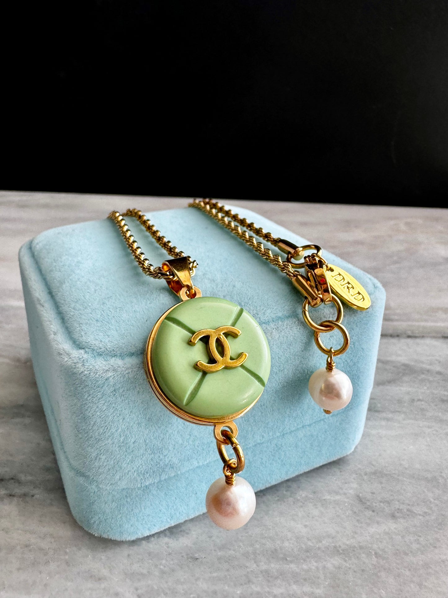 💚 EXTREMELY RARE reworked pale green/teal button necklace