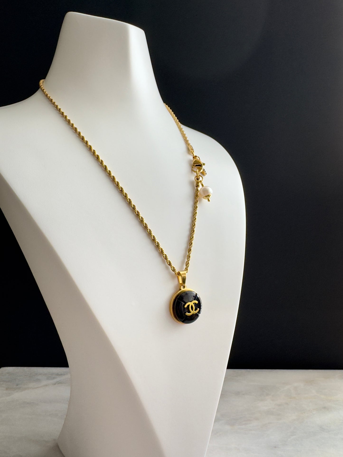 🖤 reworked black button necklace