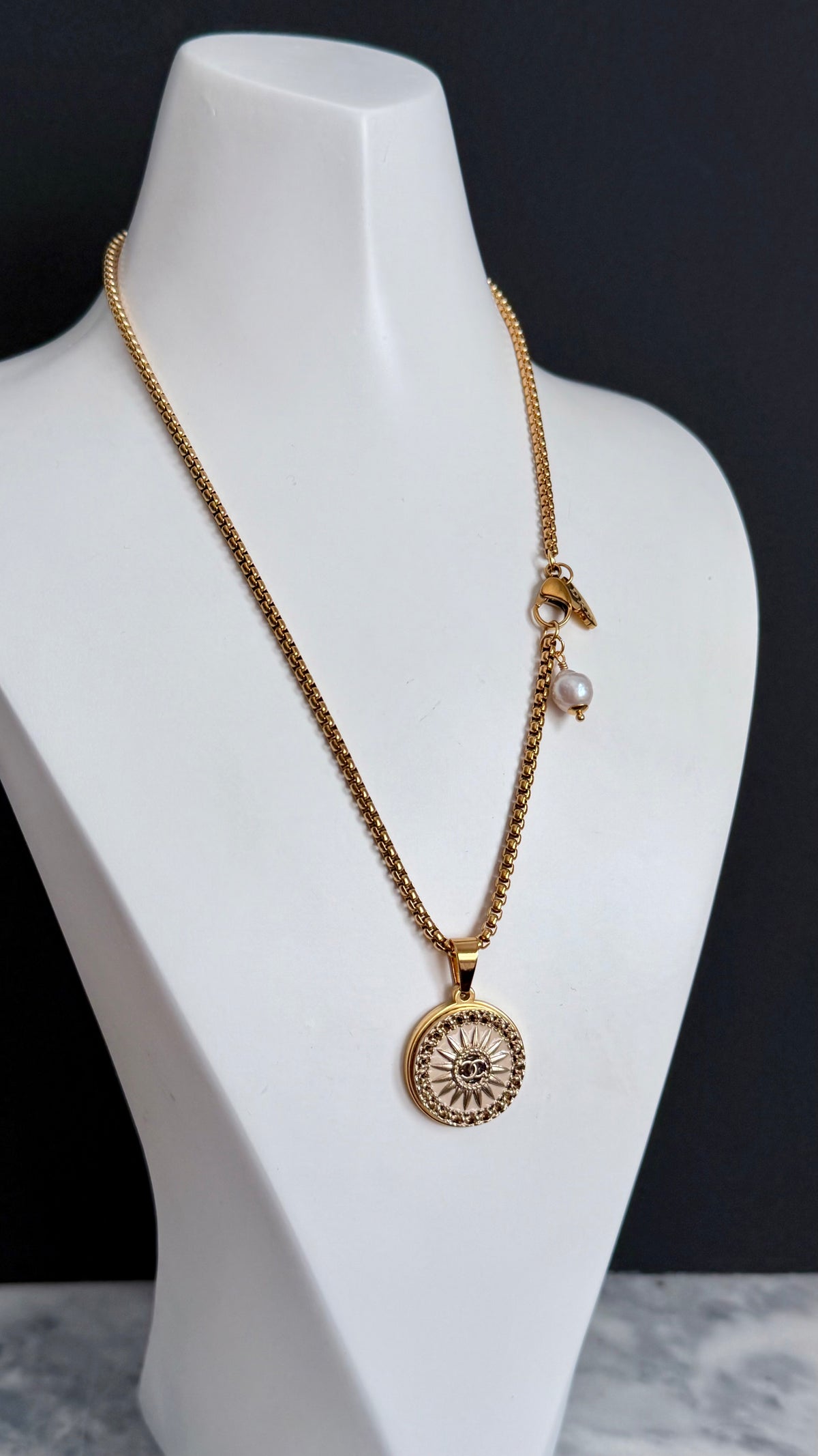 💛 modern gold enamel button necklace 2 out of 2 larger size