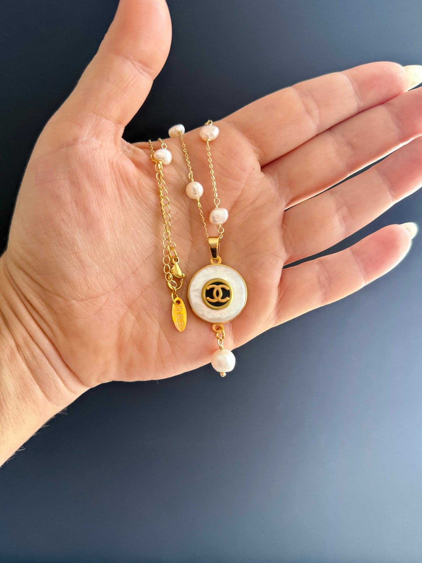 ❗️PLEASE READ RE SLIGHT IMPERFECTION* 🤍 MOTHER OF PEARL One of a kind Authentic Reworked button necklace