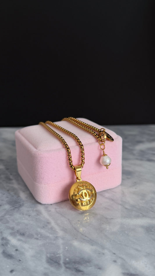 ✨Super rare Vintage Authentic reworked Gold button Necklace