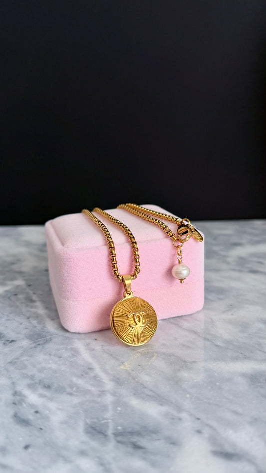 ✨ Extremely rare Authentic Reworked gold Button Necklace