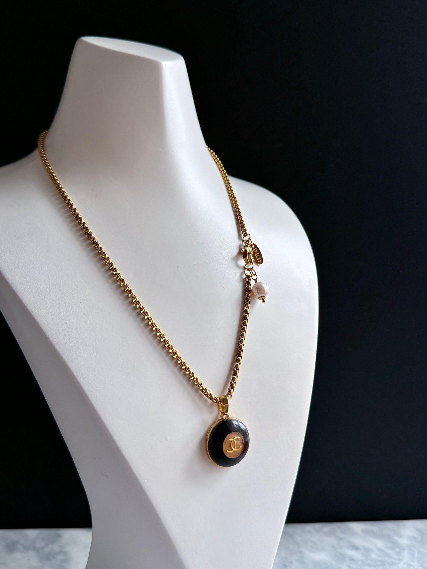 🤎 Vintage Authentic reworked wooden Gold button Necklace