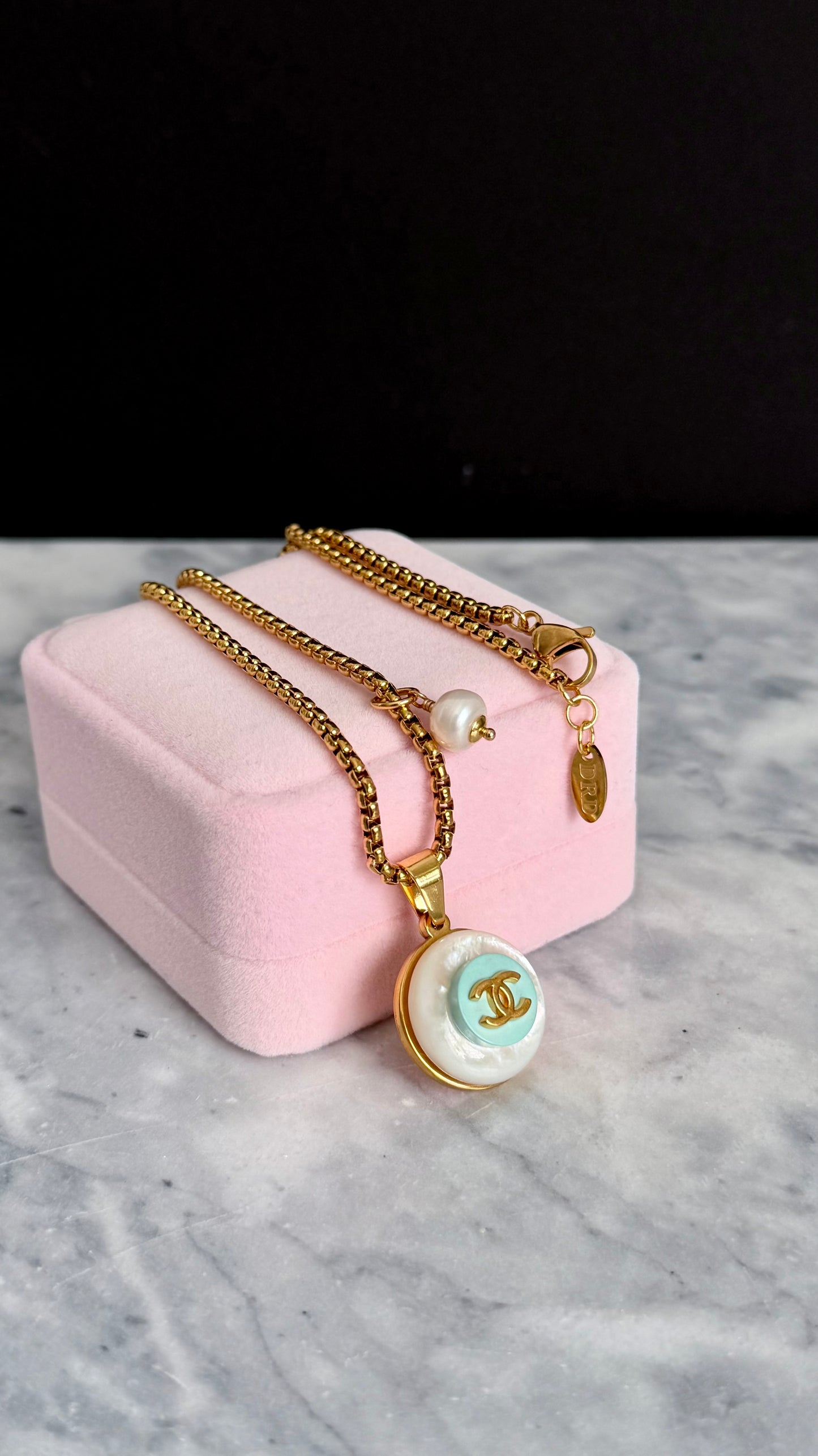 🩵 SUPER RARE MOTHER OF PEARL and Vintage Authentic reworked Gold button Necklace