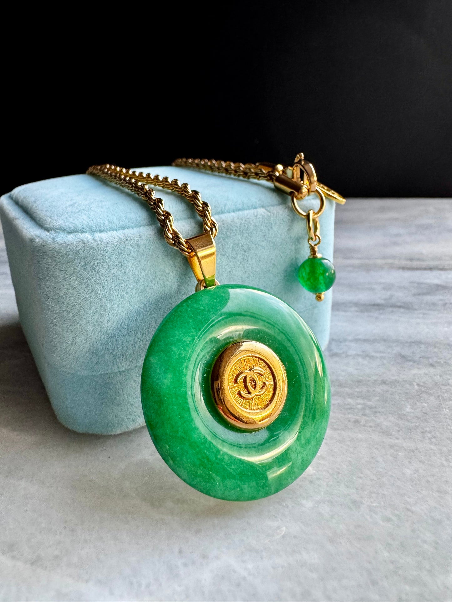 💚 Vintage reworked button and green jade stone necklace