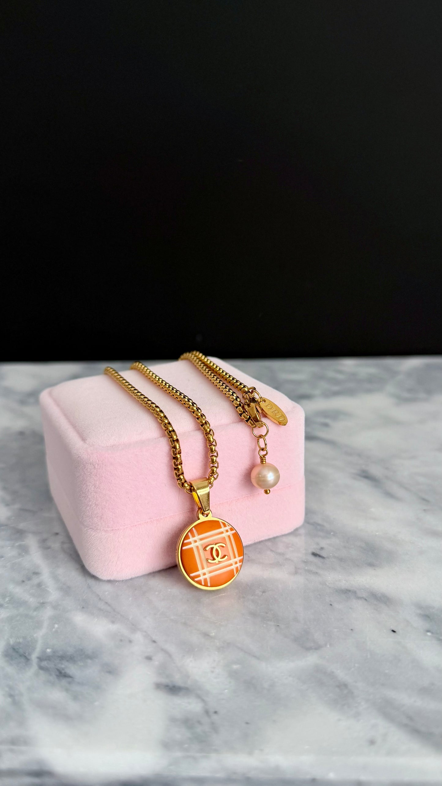 🧡 Vintage reworked orange button necklace