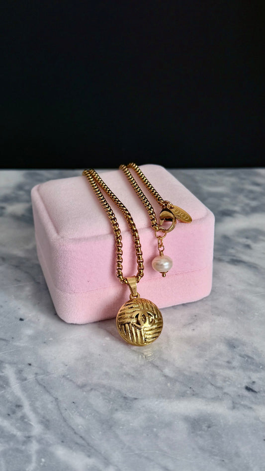 ✨ Extremely rare Authentic Reworked gold Button Necklace