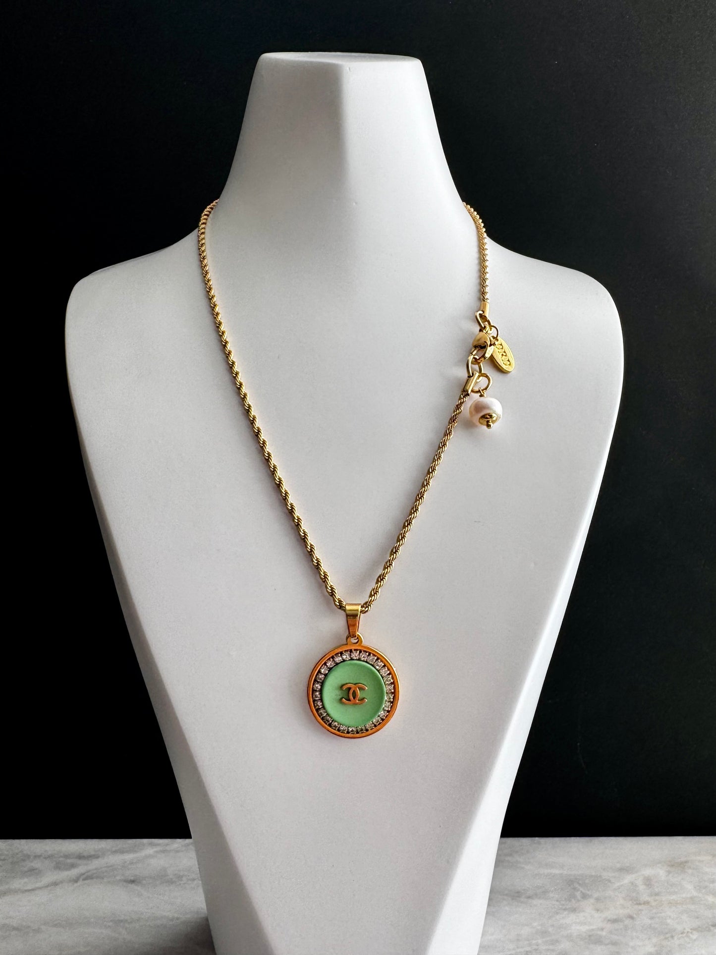 💚 EXTREMELY RARE reworked green button necklace