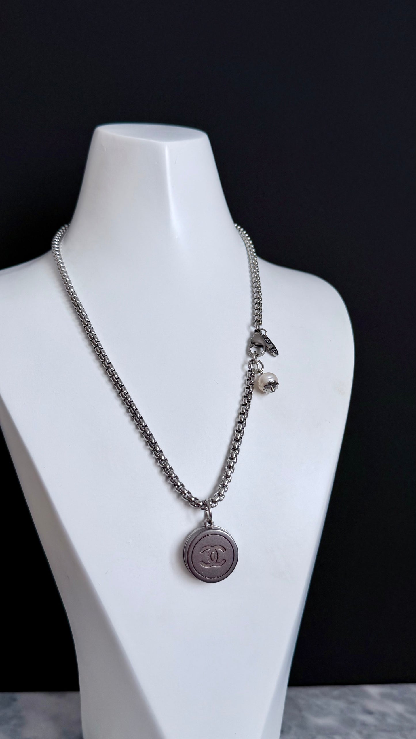 🤍 Extremely rare Vintage Authentic reworked button Necklace - ONE OF A KIND