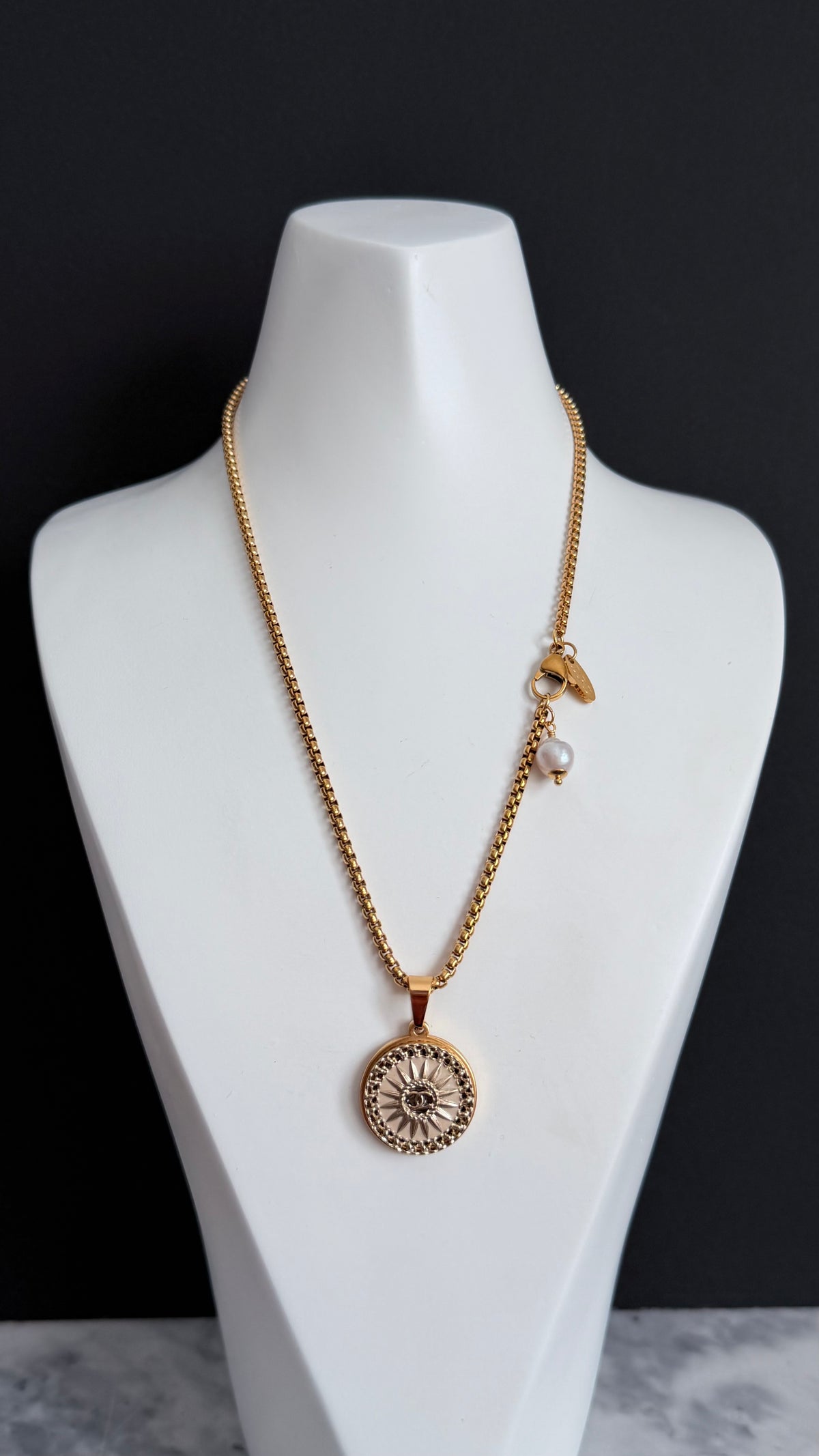 💛 modern gold enamel button necklace 2 out of 2 larger size