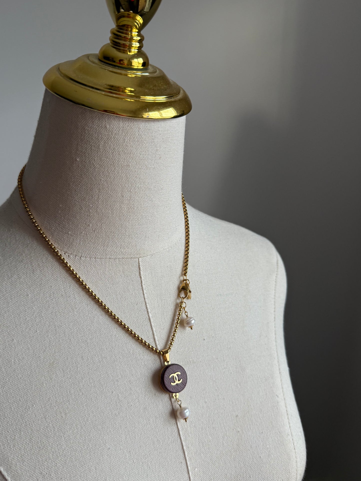 🤎 Vintage Authentic reworked wooden Gold button Necklace