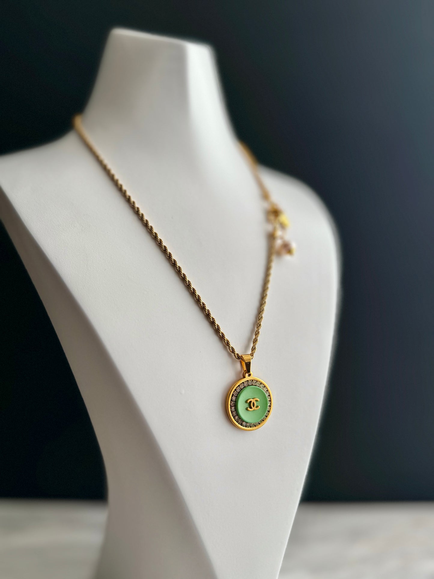 💚 EXTREMELY RARE reworked green button necklace