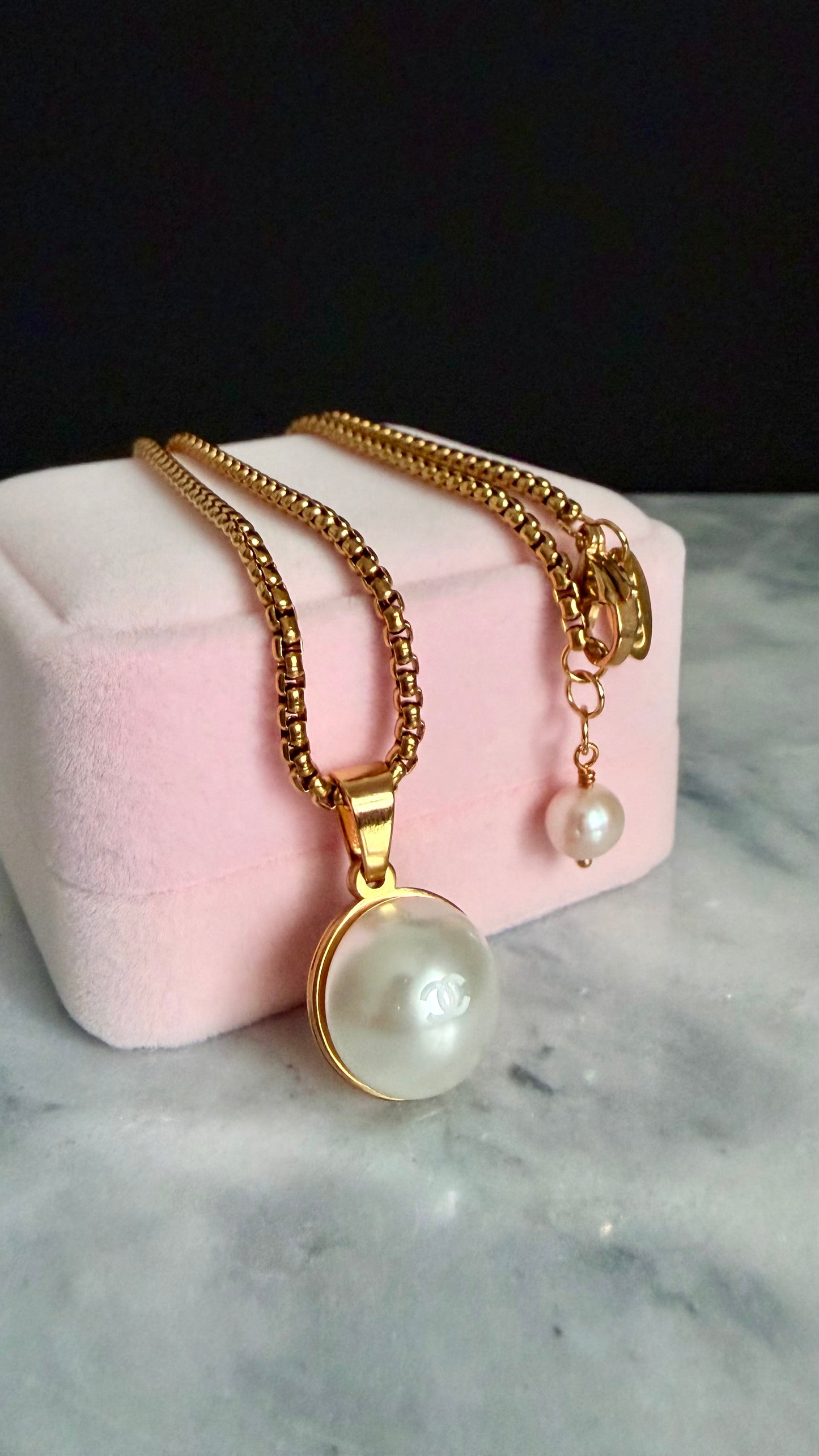 🤍 One of a kind delicate Authentic Reworked button necklace