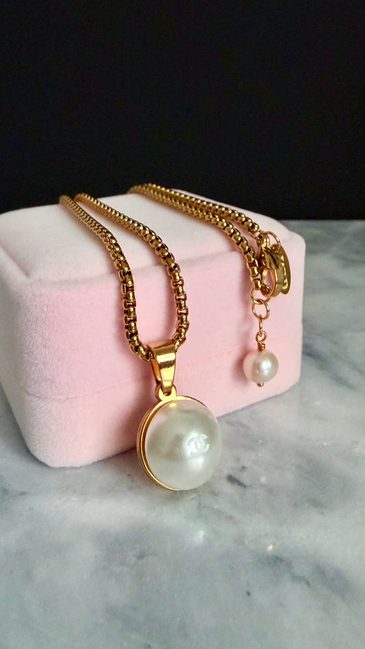 🤍 One of a kind delicate Authentic Reworked button necklace