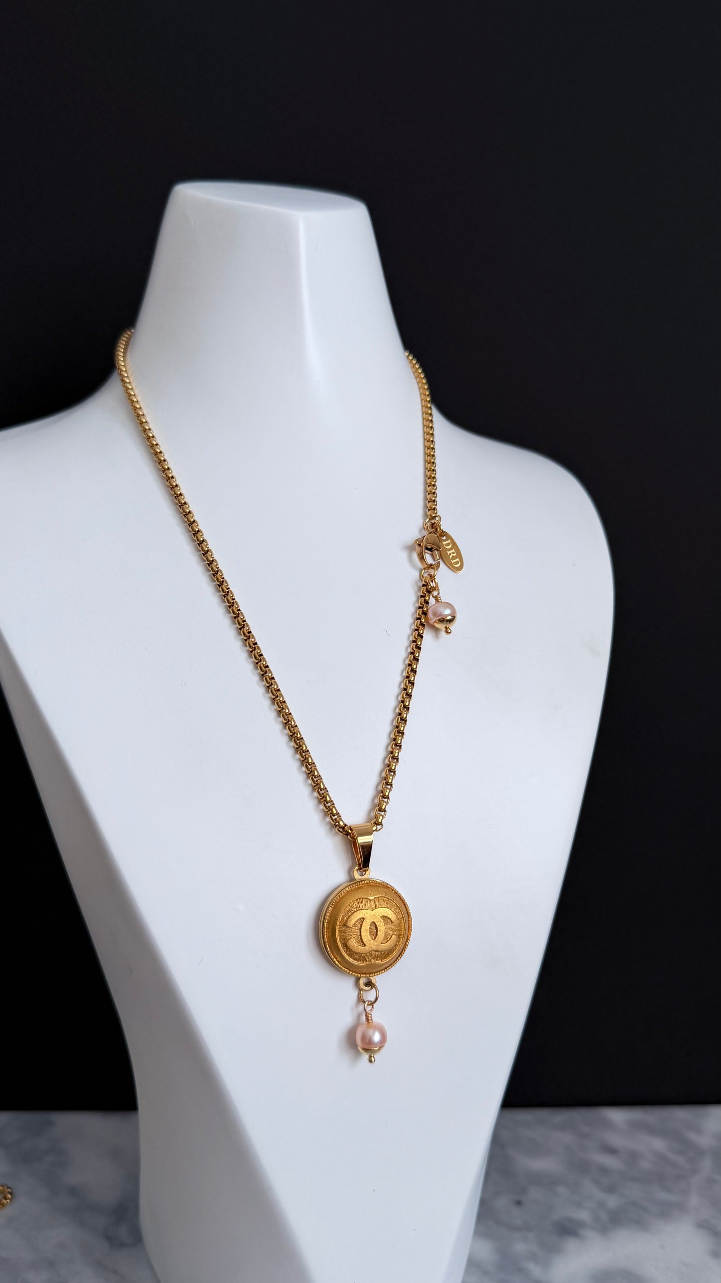 ✨EXTREMELY RARE VINTAGE reworked button necklace
