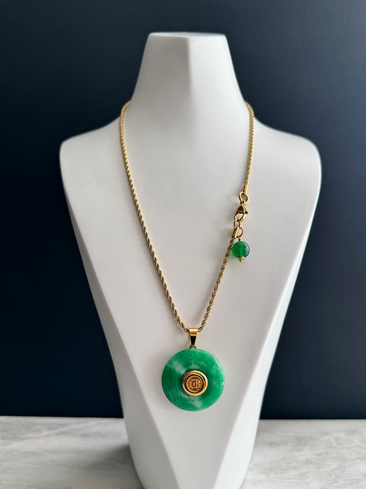 💚 Vintage reworked button and green jade stone necklace