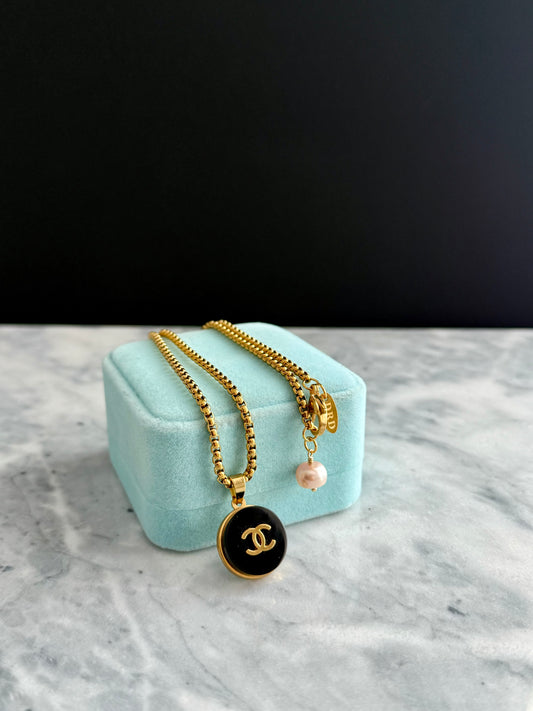 🖤 reworked button necklace