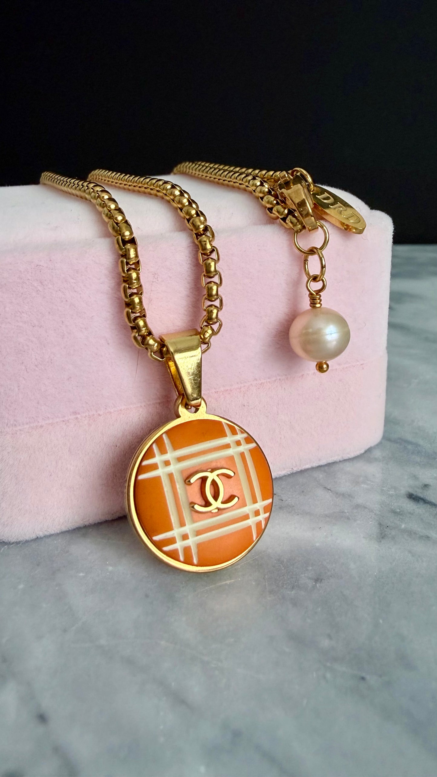 🧡 Vintage reworked orange button necklace