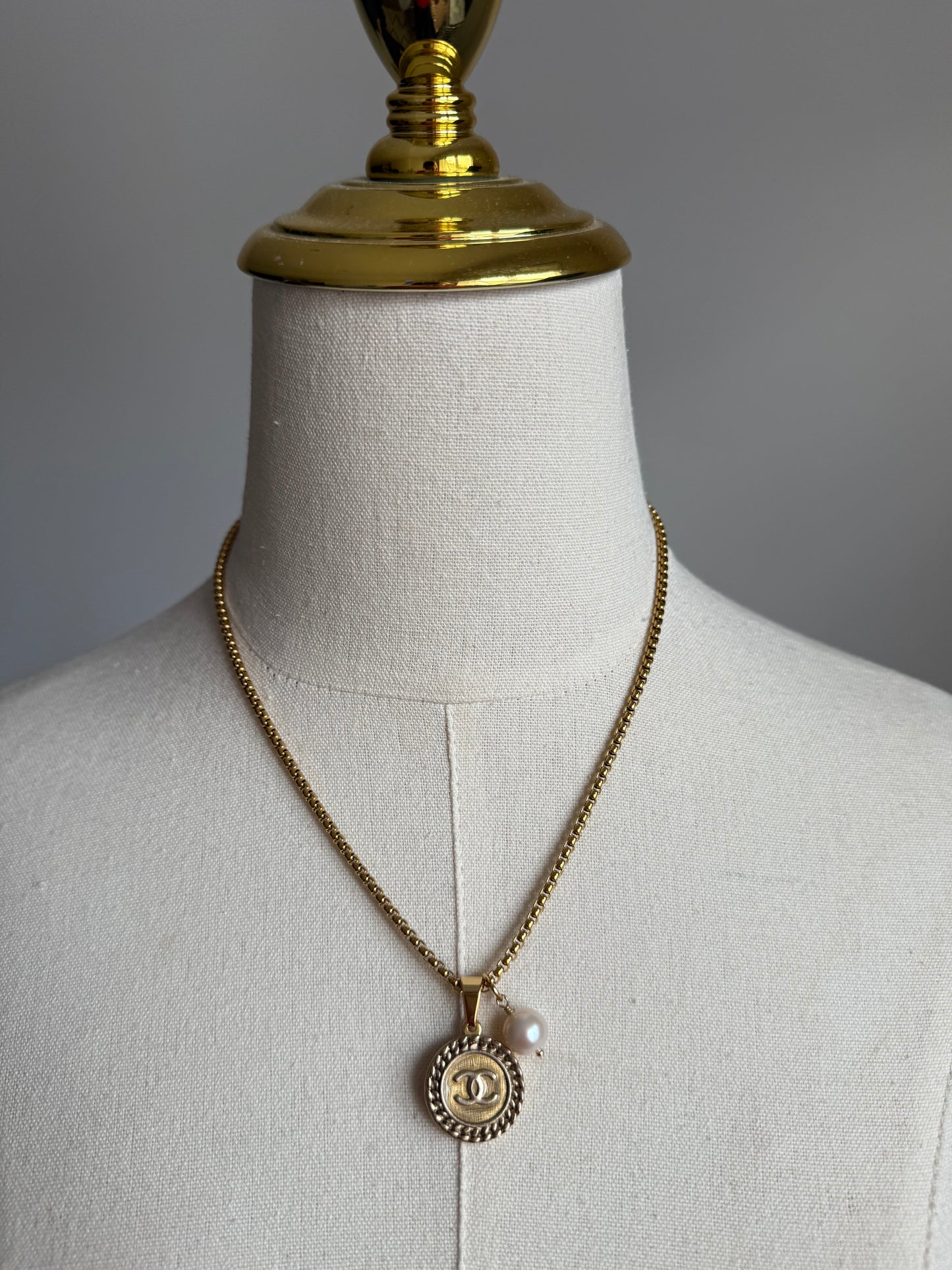 💛 Rare gold enamel button necklace - 2 out of 2 large size