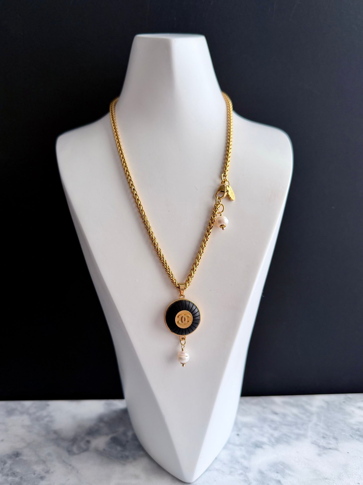 🖤 Vintage LARGE black button necklace