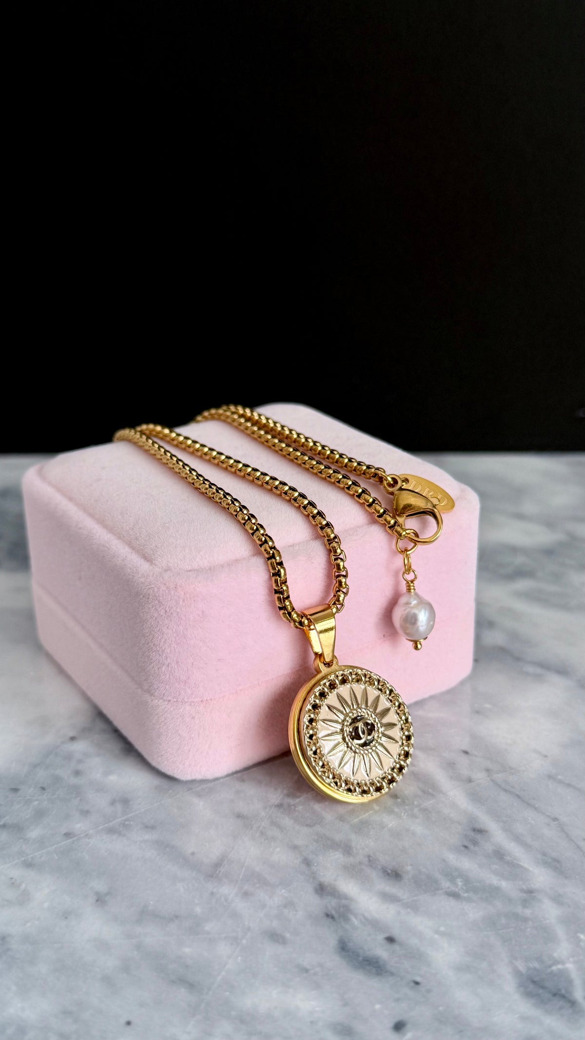 💛 modern gold enamel button necklace 2 out of 2 larger size
