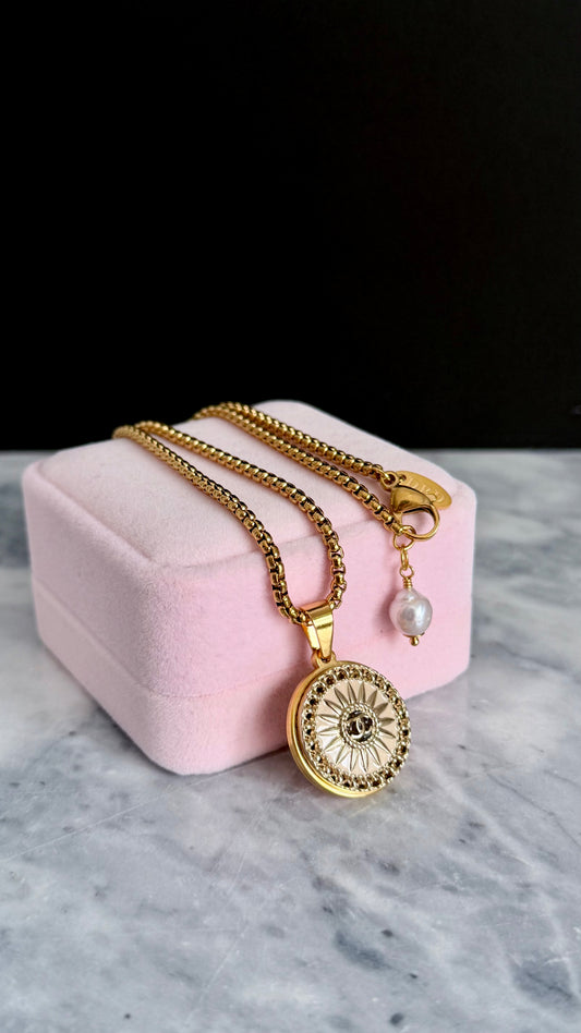 💛 modern gold enamel button necklace 2 out of 2 larger size