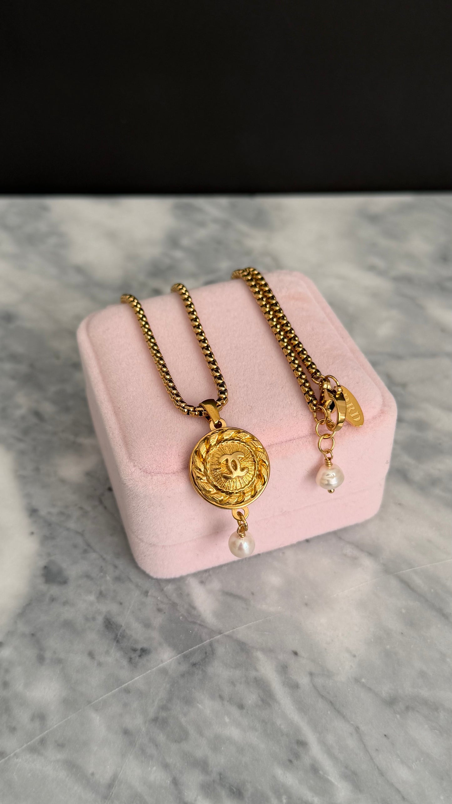 ✨EXTREMELY RARE VINTAGE reworked button necklace