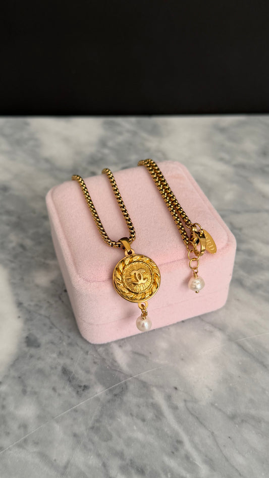 ✨EXTREMELY RARE VINTAGE reworked button necklace
