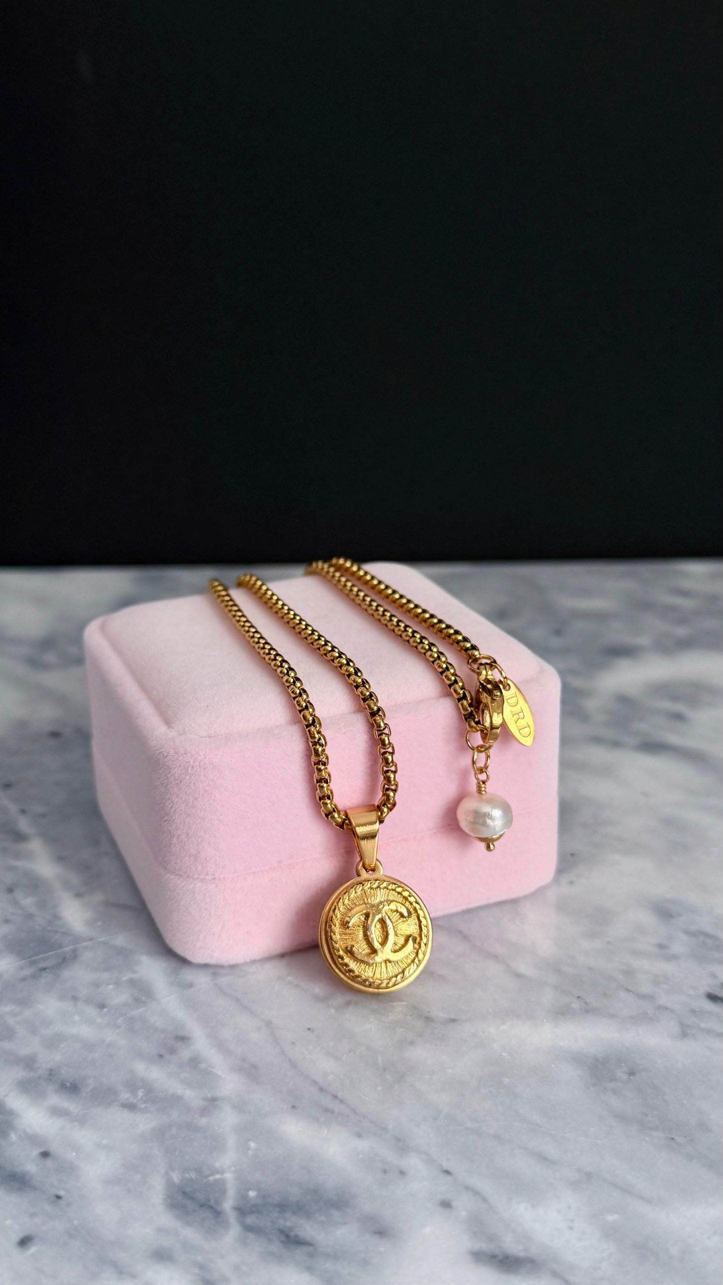 ❤️ SMALL EXTREMELY RARE reworked VINTAGE button necklace