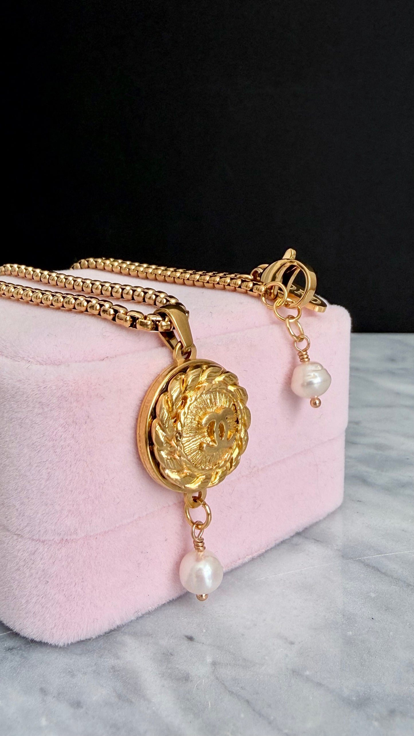 ✨EXTREMELY RARE VINTAGE reworked button necklace