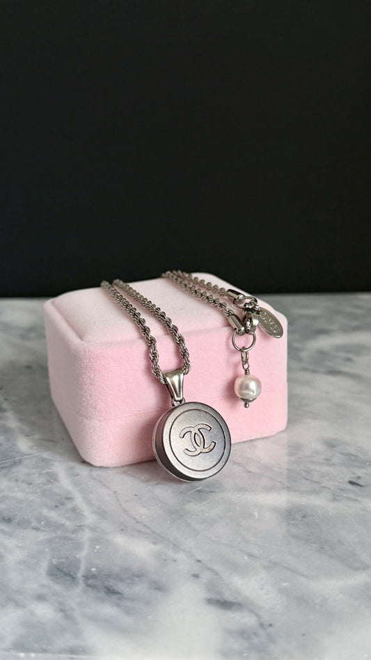 🖤 Authentic Reworked Button Necklace