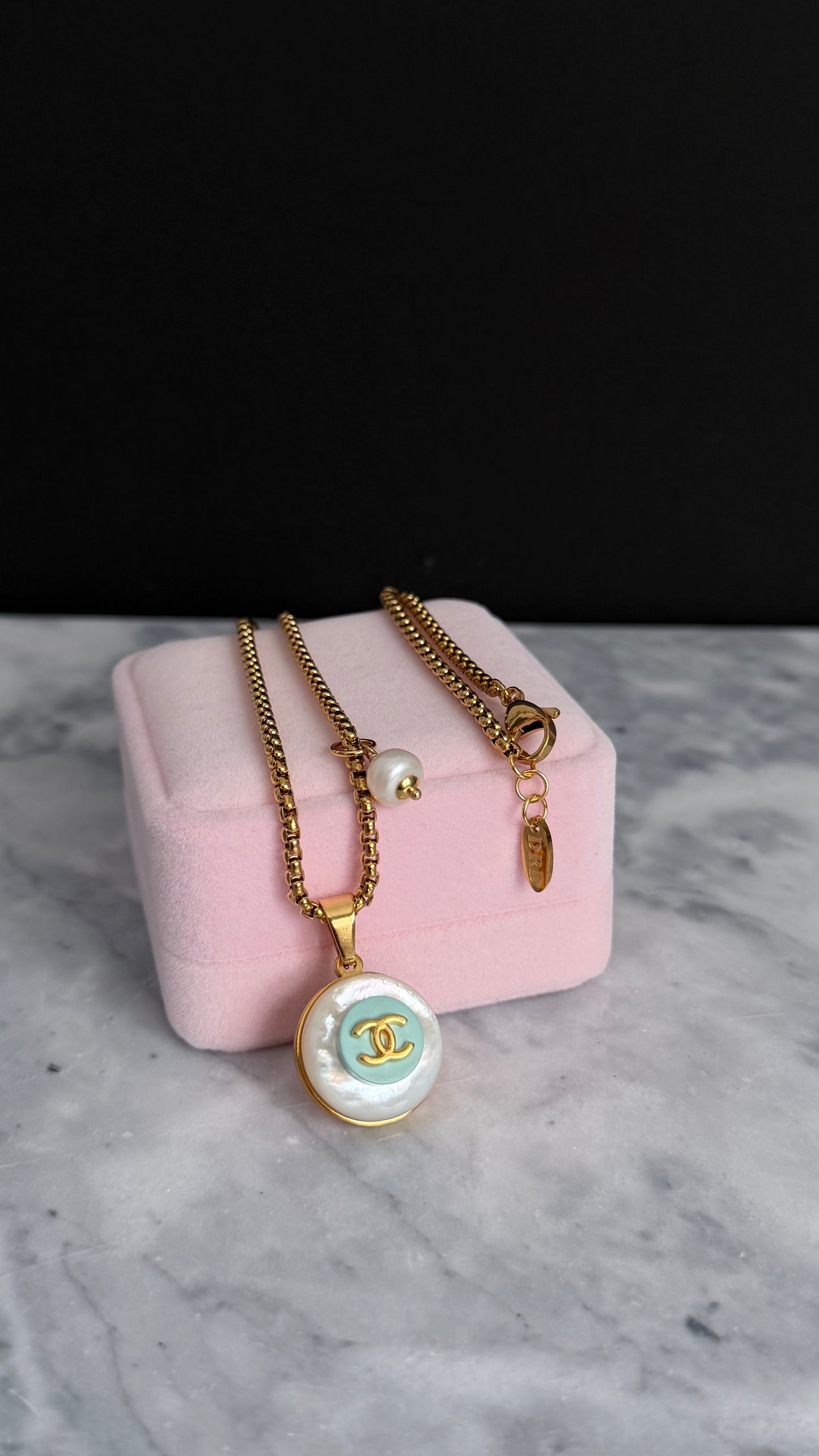 🩵 SUPER RARE MOTHER OF PEARL and Vintage Authentic reworked Gold button Necklace