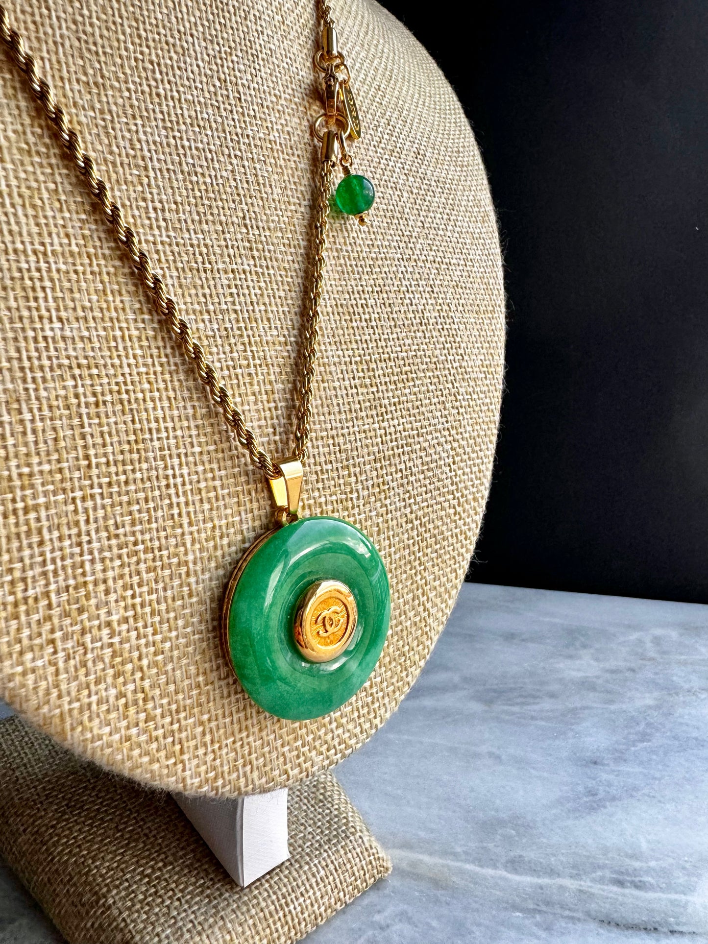 💚 Vintage reworked button and green jade stone necklace