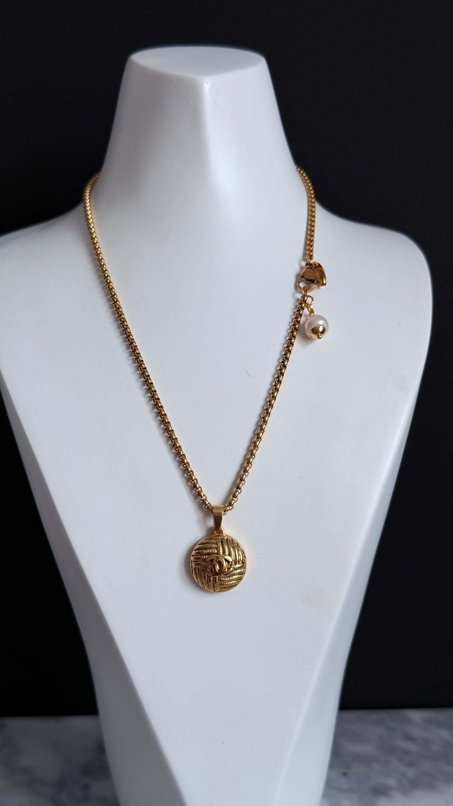 ✨ Extremely rare Authentic Reworked gold Button Necklace