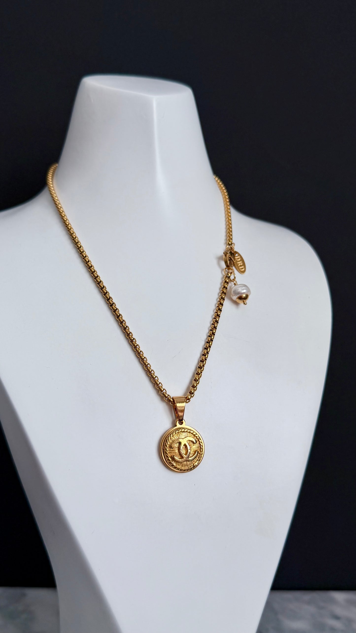 ❤️ SMALL EXTREMELY RARE reworked VINTAGE button necklace
