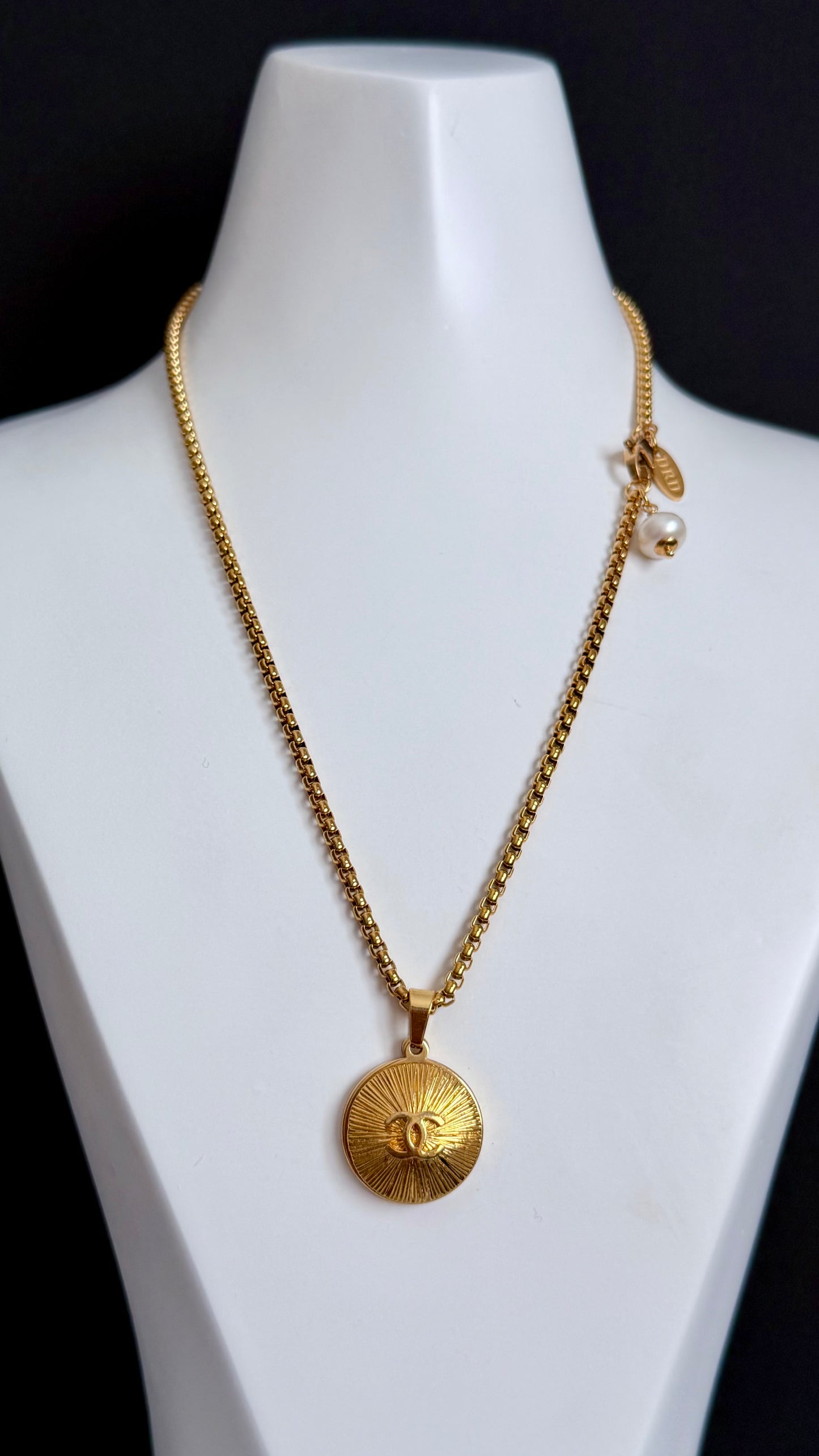 ✨ Extremely rare Authentic Reworked gold Button Necklace