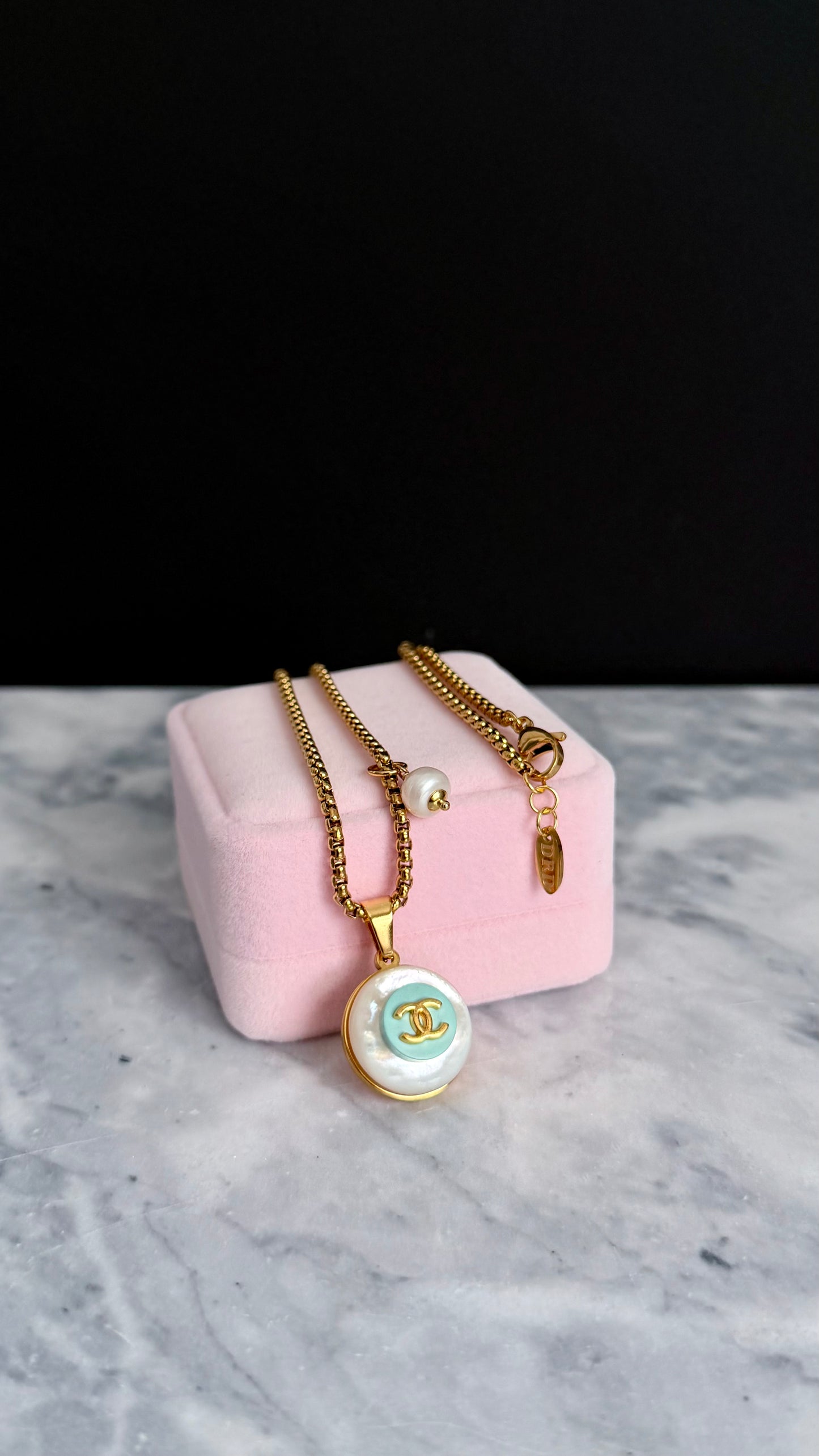 🩵 SUPER RARE MOTHER OF PEARL and Vintage Authentic reworked Gold button Necklace