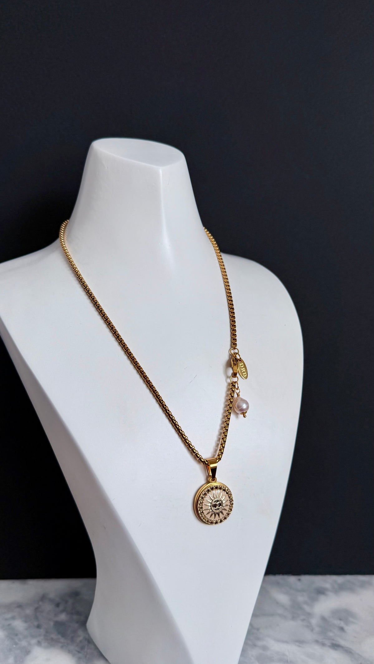 💛 Rare gold enamel button necklace 1 out of 2 medium size