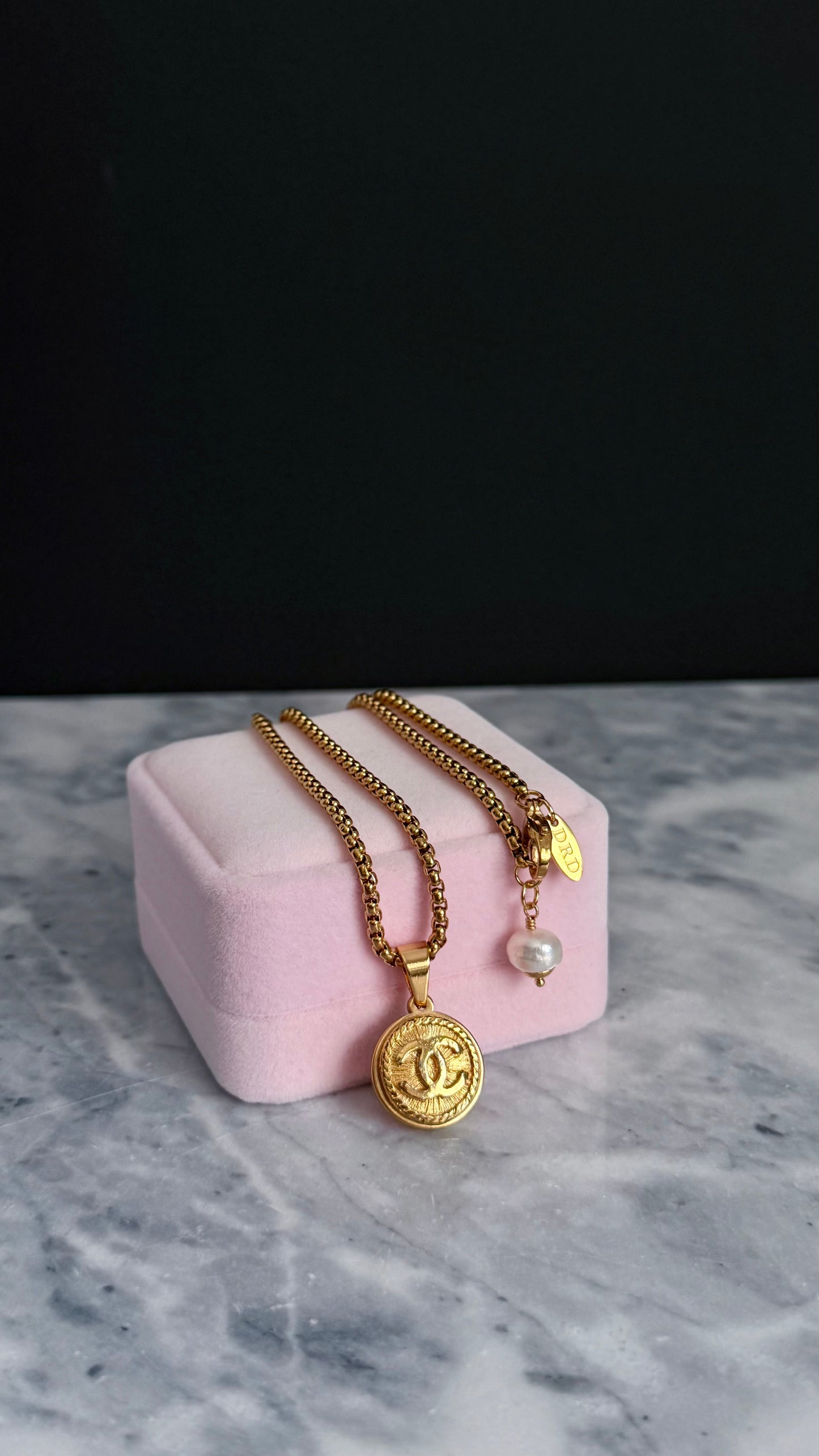 ❤️ SMALL EXTREMELY RARE reworked VINTAGE button necklace