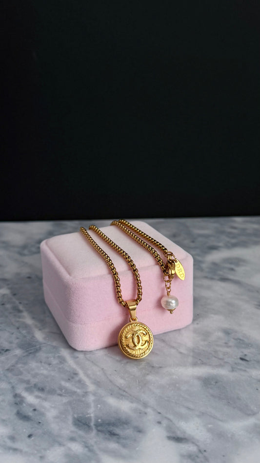 ❤️ SMALL EXTREMELY RARE reworked VINTAGE button necklace