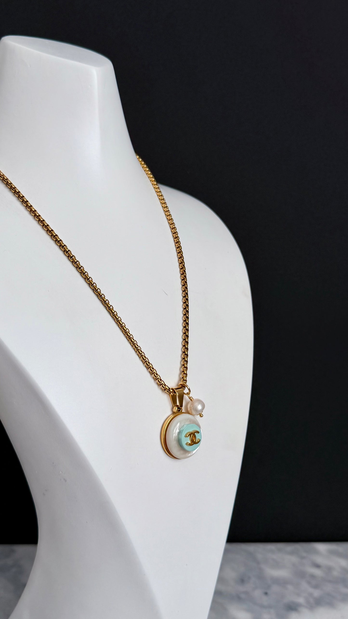 🩵 SUPER RARE MOTHER OF PEARL and Vintage Authentic reworked Gold button Necklace