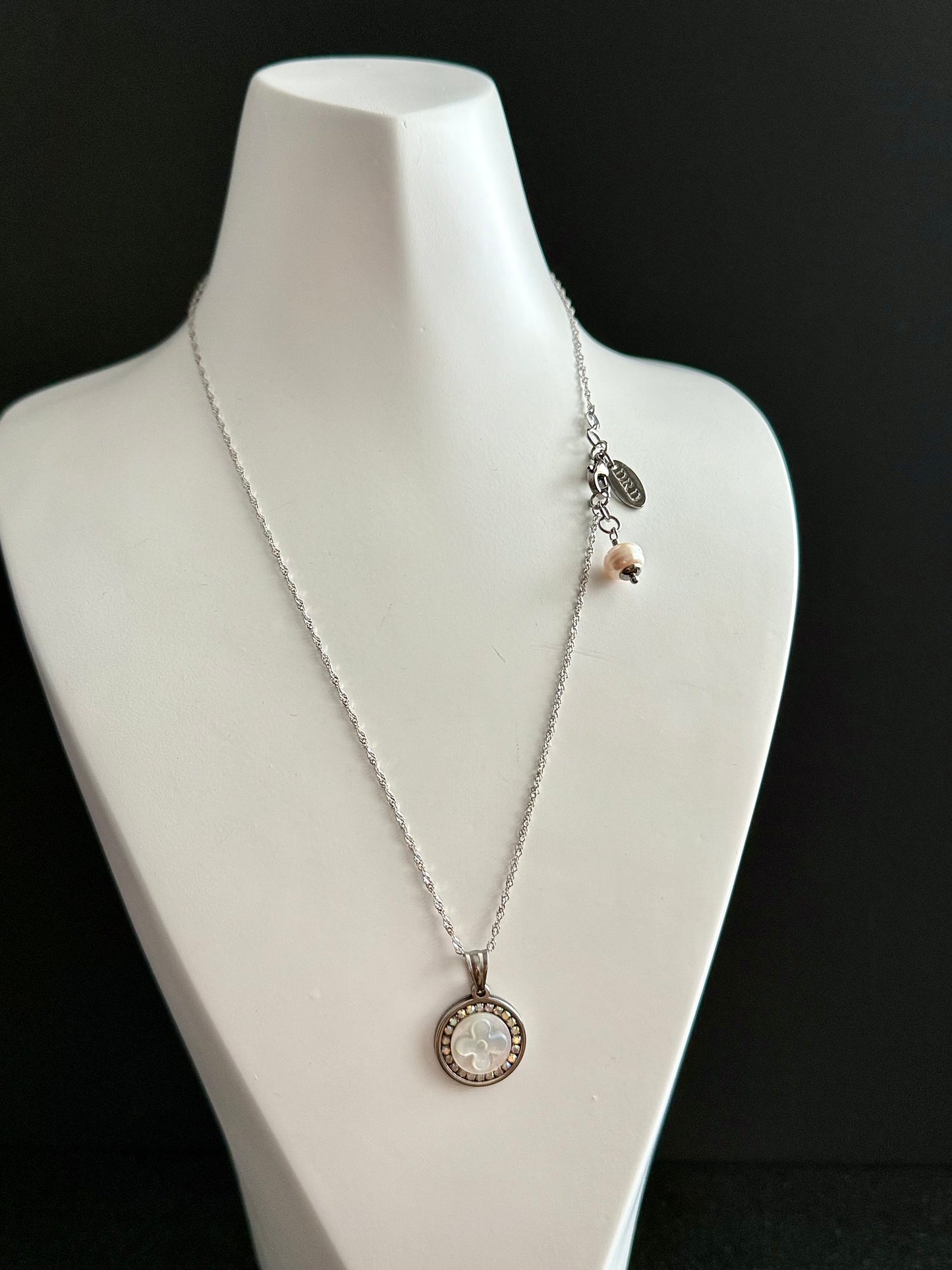 🤍 reworked LV button necklace