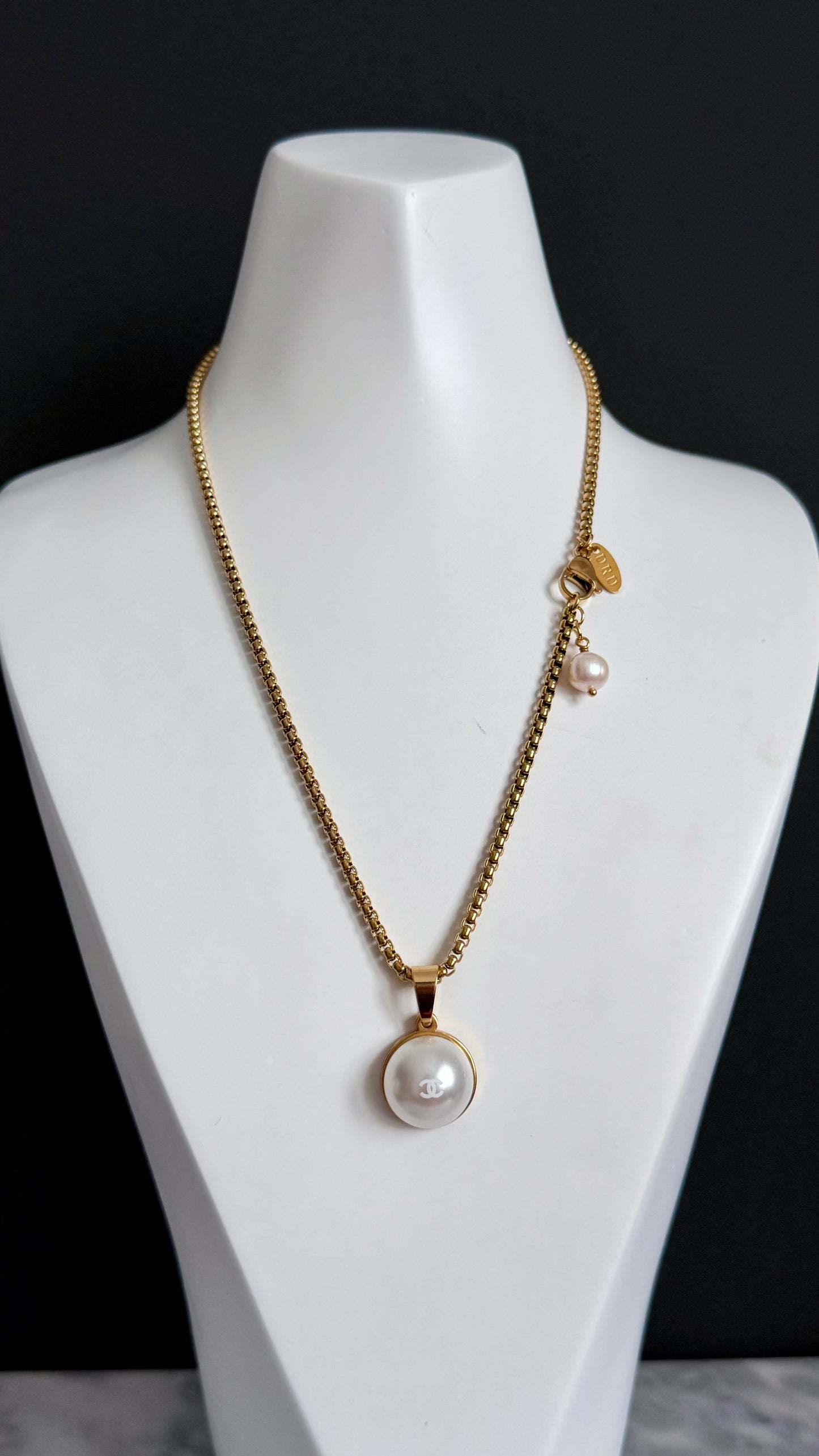 🤍 One of a kind delicate Authentic Reworked button necklace