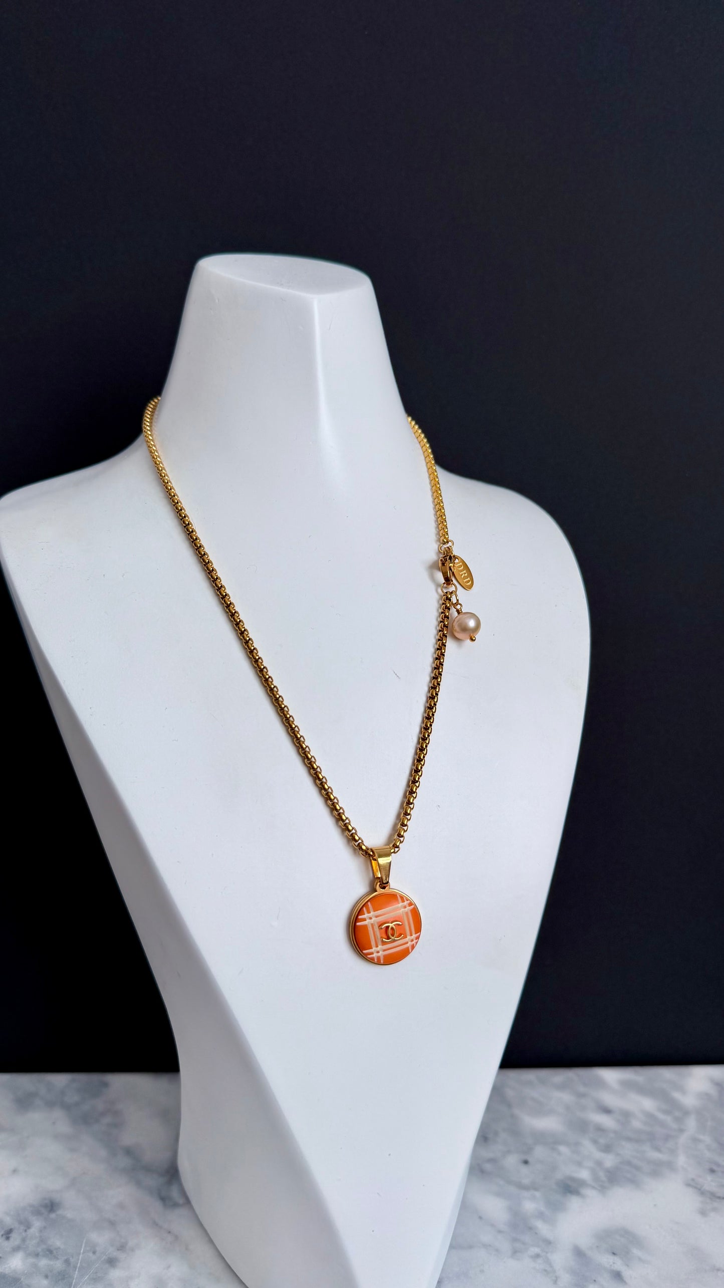 🧡 Vintage reworked orange button necklace