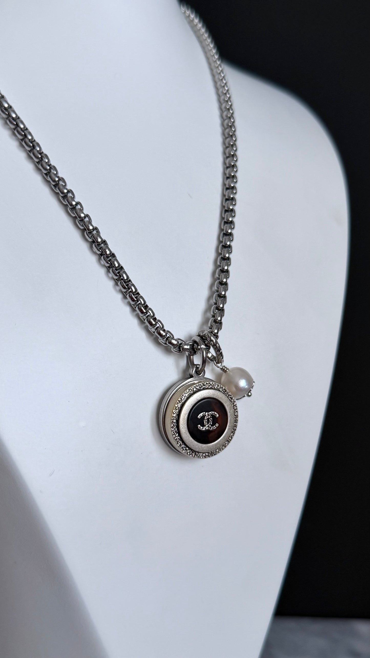 🤍 Extremely rare Vintage Authentic reworked button Necklace - ONE OF A KIND