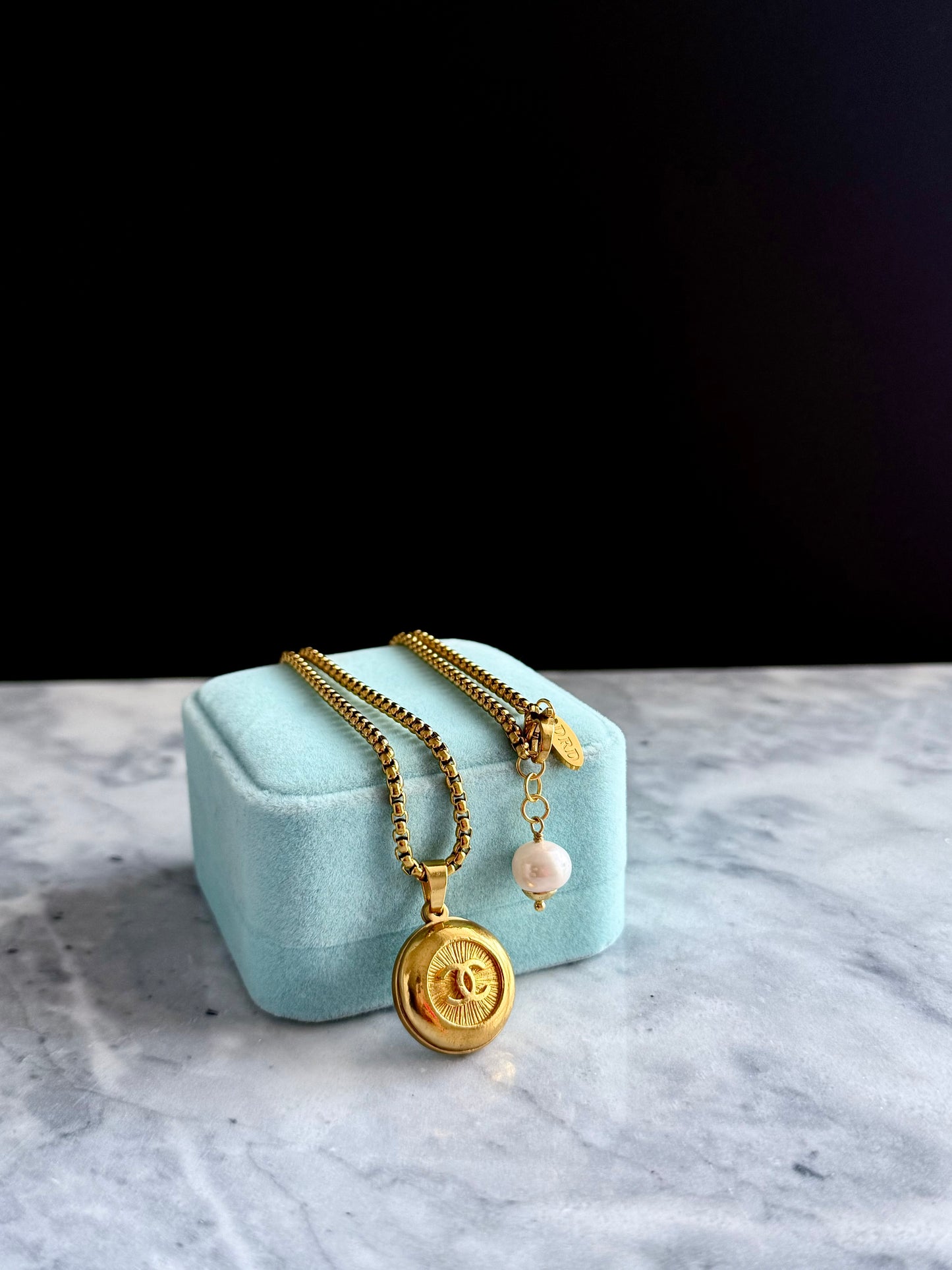 ✨EXTREMELY RARE VINTAGE reworked button necklace