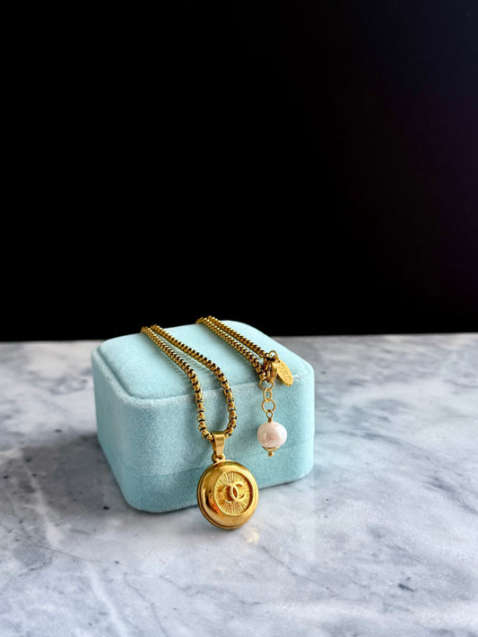✨EXTREMELY RARE VINTAGE reworked button necklace