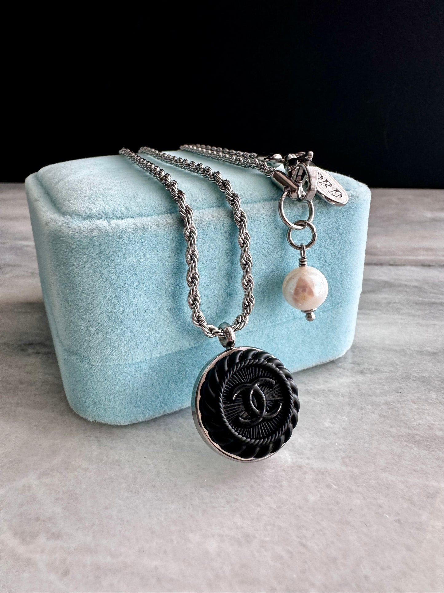 🖤 Vintage Authentic reworked silver button Necklace